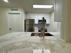 Building Photo - 2121 Fountain View Dr