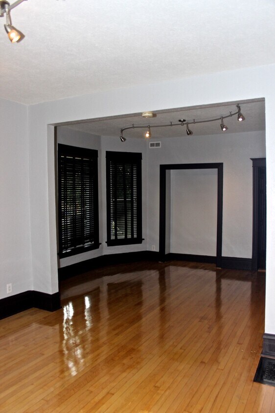 Primary Photo - 2700 N Monticello Ave