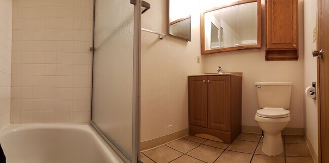 Foto del edificio - Cute 2BD/1BA unit FOR RENT on Wellington St.