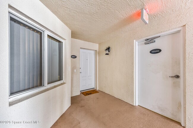Building Photo - 121 Lancha Cir