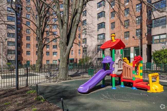 Parque infantil del edificio. - Riverdale Osborne Towers