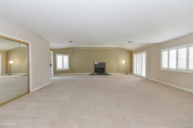 Building Photo - 5 br, 3.5 bath House - 1063 Holiday Dr