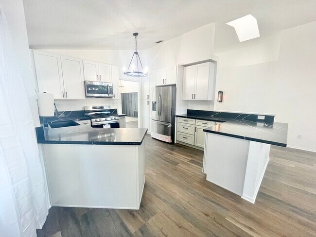 Building Photo - Stunning newly remodeled 3 bedroom 2 bathroom home!