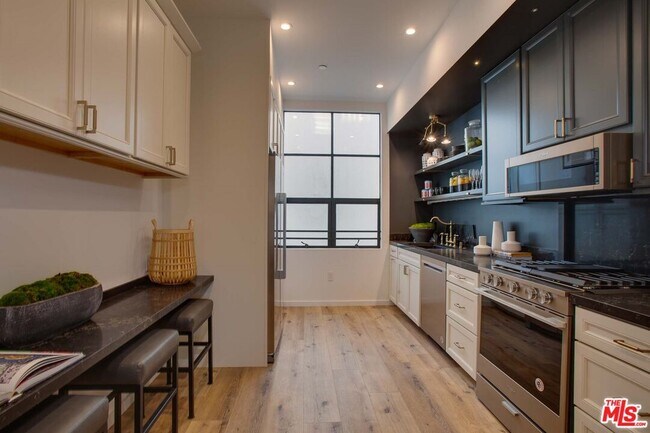 Foto del edificio - 1256 N Las Palmas Ave