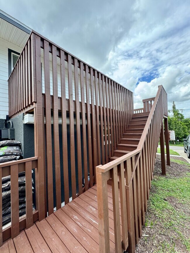 Building Photo - Beautifully Renovated 2-Bed/1-Bath Upstair...