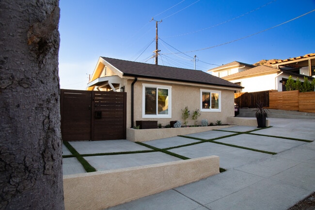 Building Photo - 831 Cambridge Dr