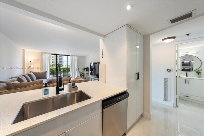 Building Photo - 540 Brickell Key Dr