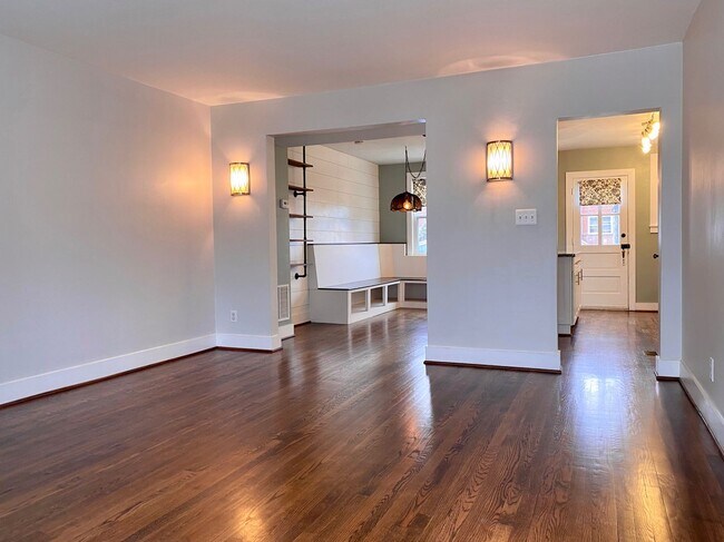 Foto del edificio - Charming 3 Bedroom/1 Bathroom Townhome in ...