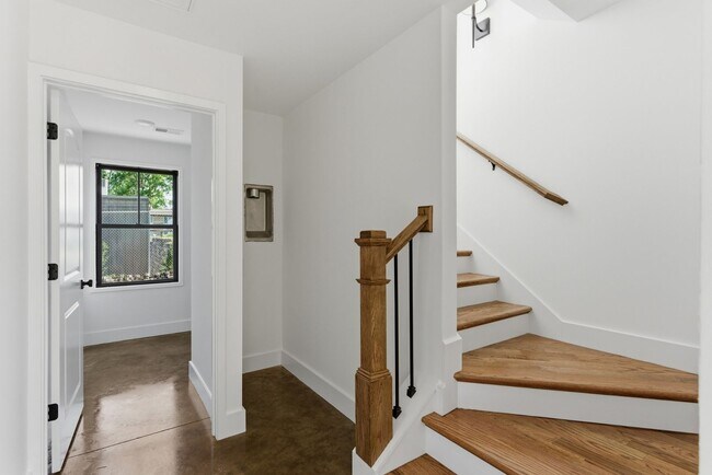 Foto del edificio - Sleek East Nashville New Construction Studio
