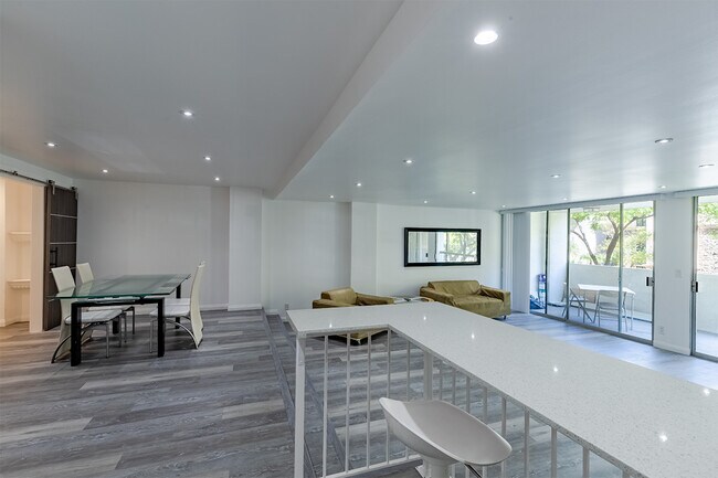 Building Photo - 321 N Oakhurst Dr