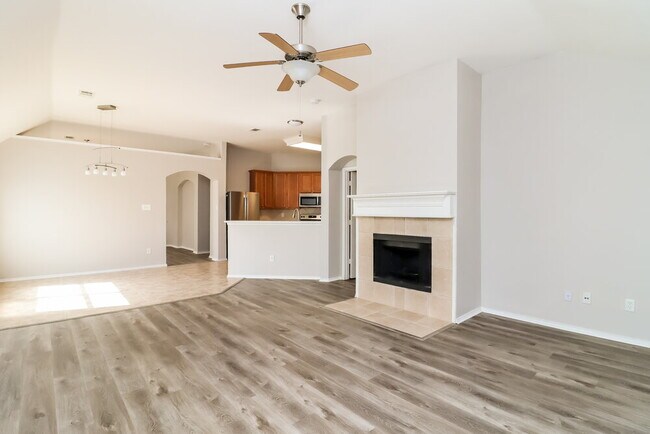 Foto del edificio - 4600 Summer Oaks Ln