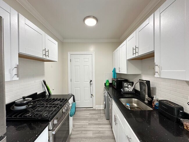 Foto del edificio - 3817.5 N Greenview Ave