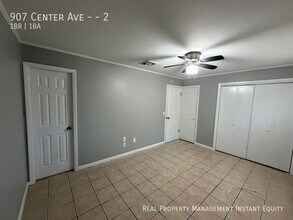 Building Photo - 907 Center Ave