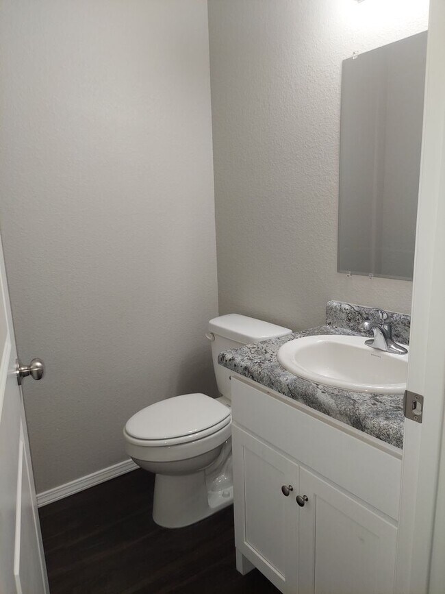 Building Photo - Beautiful New Townhomes in Alma! **MOVE IN...