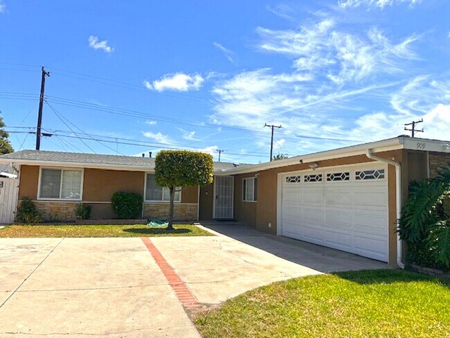 Building Photo - 3 Bedroom House in Quiet Neighborhood