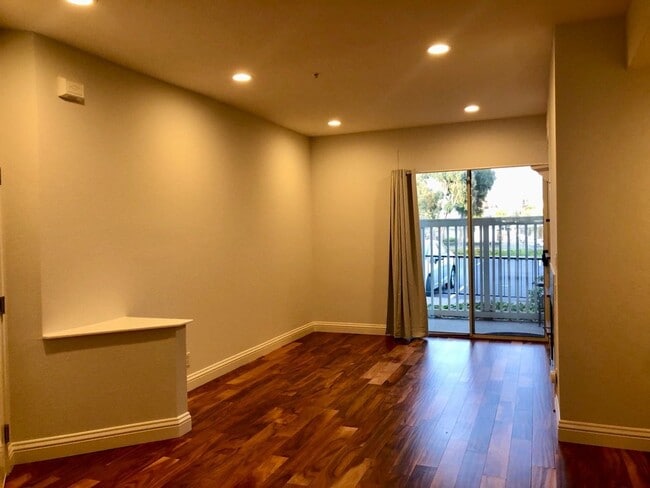 Building Photo - Ideal Location. .. Walk to Bart, Costco, Starbucks, Trader Joes, Kaiser Hospital