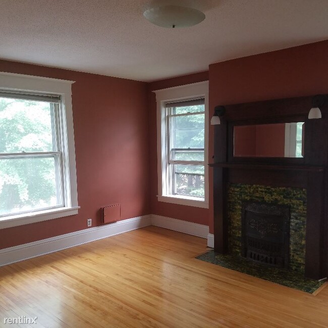 Building Photo - 4 br, 2.5 bath House - 520 University Ave NE