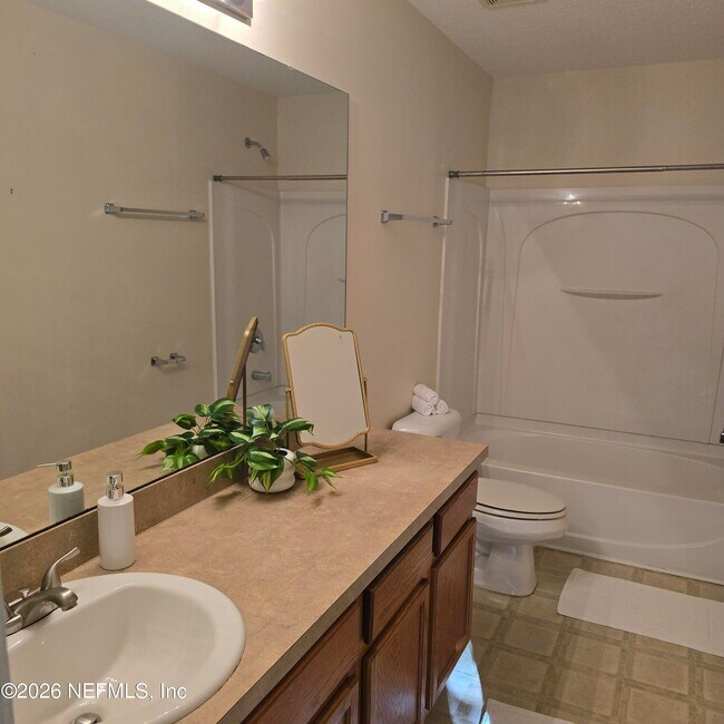 Foto del edificio - 1500 Calming Water Dr