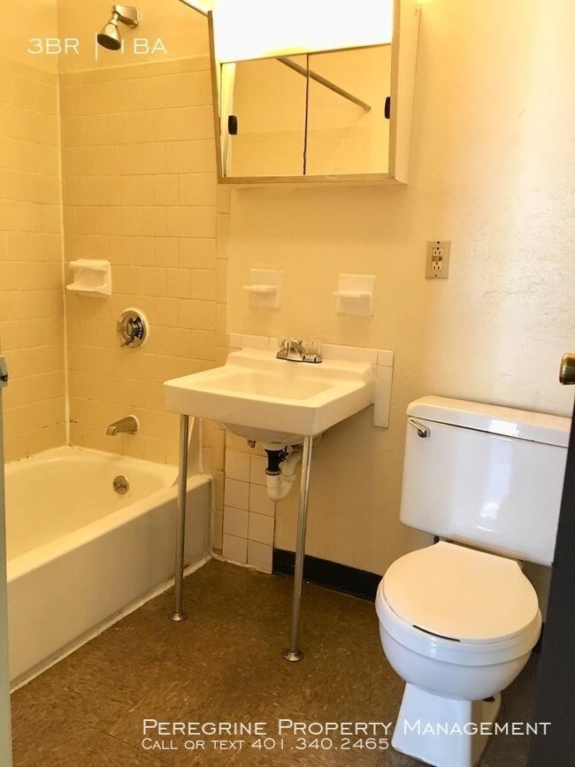 Building Photo - 3 bedroom in Central Falls RI 02863