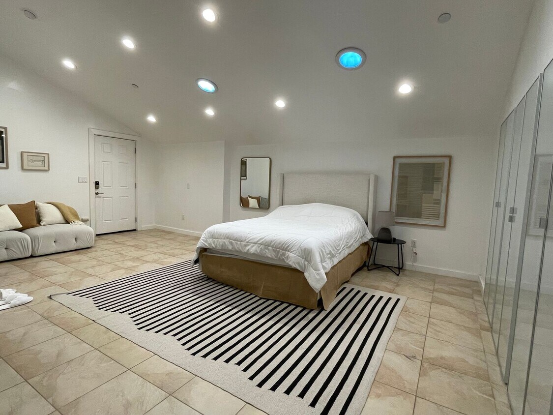 Foto principal - PRIVATE , FURNISHED Beverly Hills Studio Back House ! All utilities included