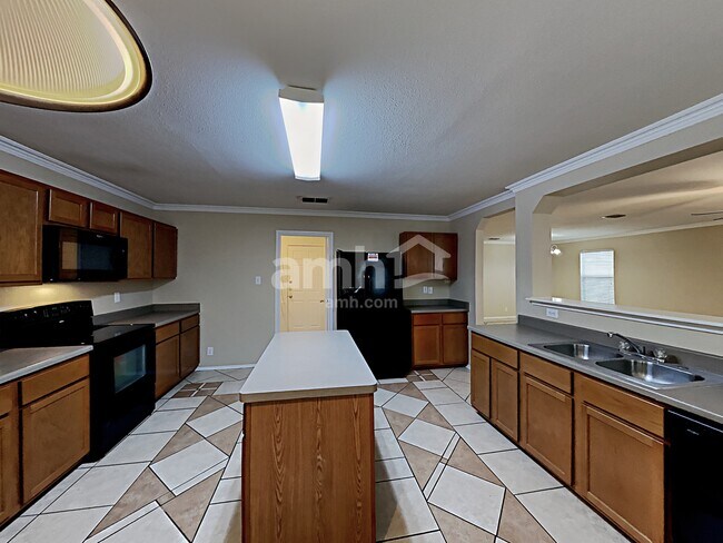 Building Photo - 7915 Maple Leaf