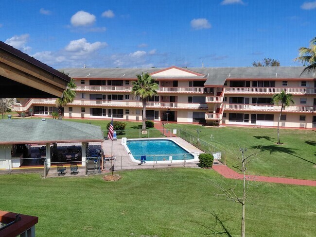 Foto del edificio - 5300 Washington St