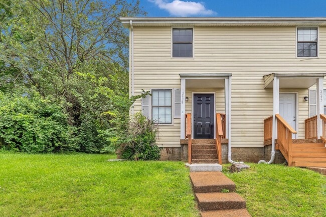 Building Photo - AVAILABLE NOW. 2 BD 1 1/2 BATH. CLOSE TO E...