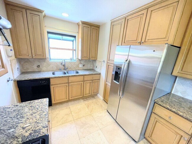 Foto del edificio - LARGE West Hills move in ready home! 3bd/2...