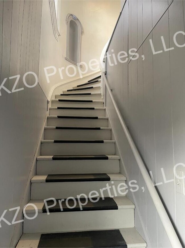 Building Photo - 3 bed 1 bath 2nd floor apt in duplex (fant...