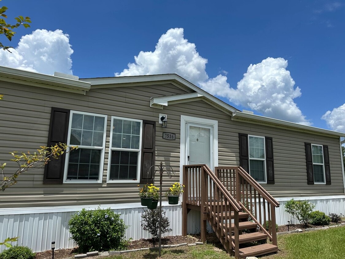 Foto principal - Charming Acrage Rental with Optional Barn Use – Country Living at Its Best!