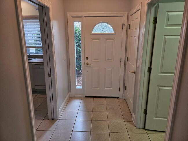 Foto del edificio - Southport - 3bedroom, 2 bath Townhouse