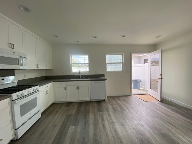 Front door and Kitchen/Living area - 4520 E La Cara St