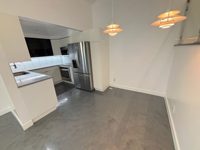 Building Photo - Clean 2 bedroom condo located near downtown Fullerton