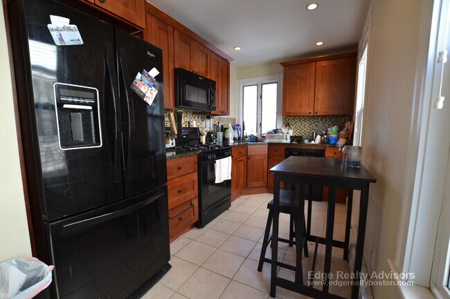 Building Photo - 81 Surrey St