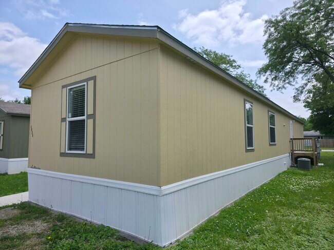Building Photo - 1309 W Plum St