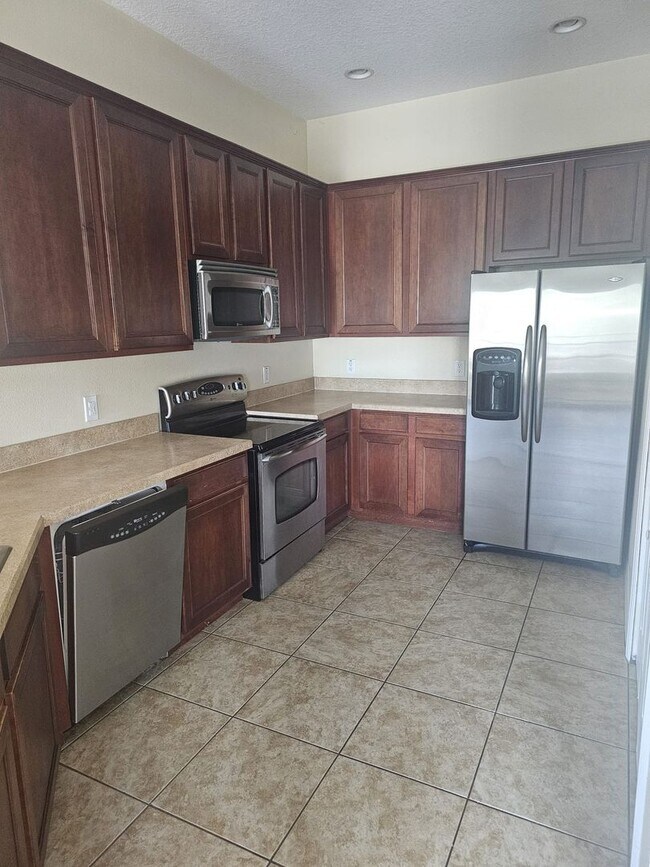 Foto del edificio - BEAUTIFUL, SPACIOUS,   2 BEDROOMS, 2 BATH APARTMENT