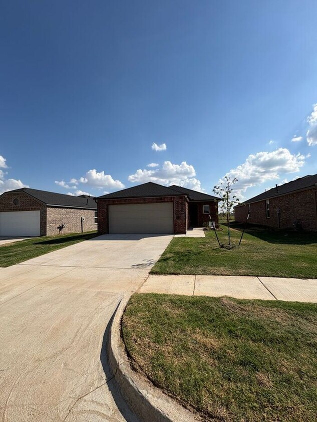 PRE-LEASING NOW! | Modern New Construction 4 Bedroom Home in Yukon with Open Living Spaces | Avai... - PRE-LEASING NOW! | Modern New Construction 4 Bedroom Home in Yukon with Open Living Spaces | Avai...