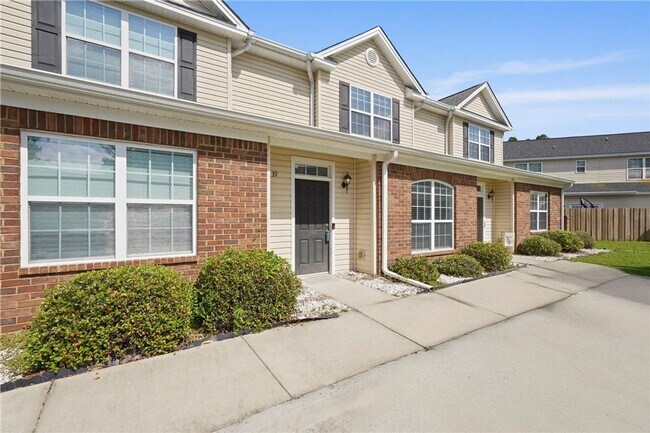 Building Photo - Spacious 3-Bedroom Townhouse in Prime Savannah Location, Move-in Special: FREE RENT for December!!