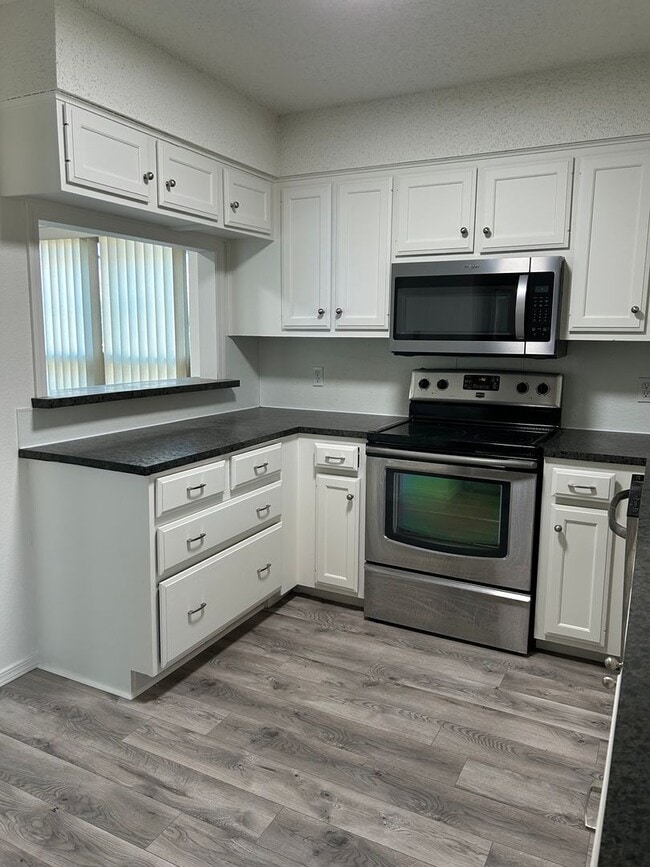 Building Photo - Beautiful Duplex in Esmond Estates