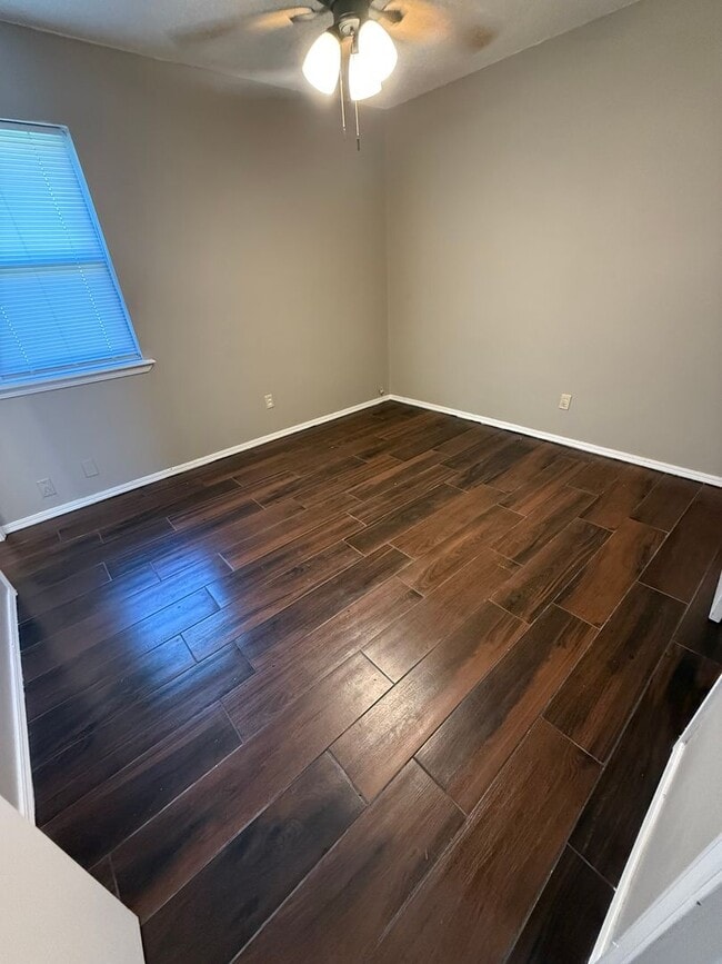 Building Photo - 3 Bed 2 Bath House with 1 Car Garage. Tota...