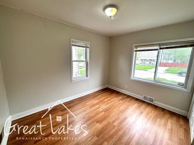 Building Photo - Cozy 3 Bedroom / 1 Bathroon Bungalow on Qu...