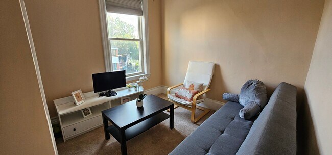 Photo - 3Bed Near Red Line with Central A/C; Great... Apartment