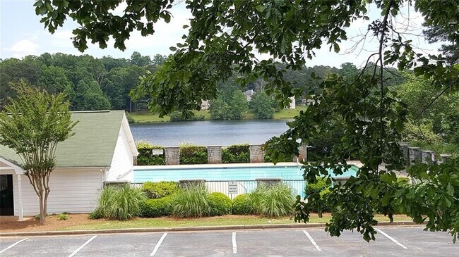 Foto del edificio - 7079 Shore Rd