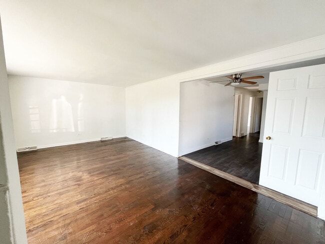 Building Photo - 14046 Calhoun Ave