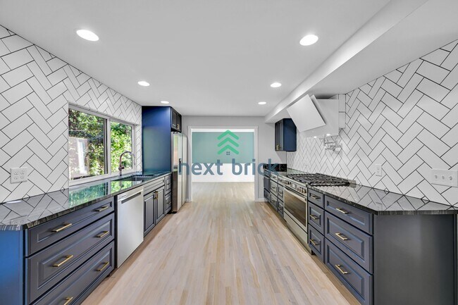 Building Photo - Stunning 5-Bedroom Home in Bellevue’s Top School District!