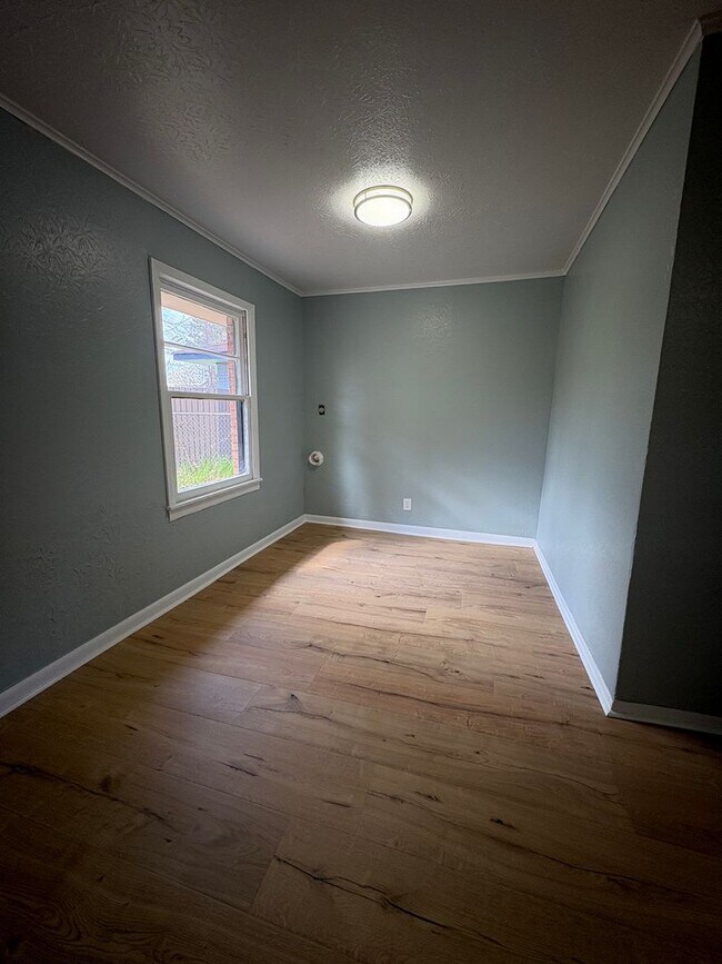 Foto del edificio - Beautiful 3 Bedroom/1&1/2 Bath Home with Central Air & Heat