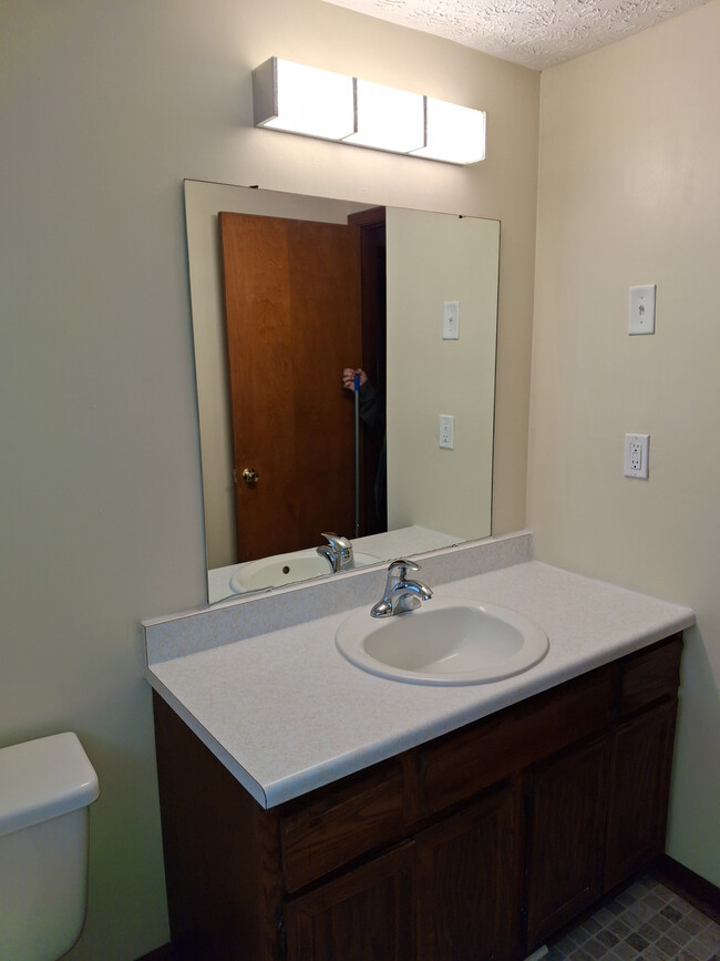 FULL BATHROOM - 1420 Laura Ave