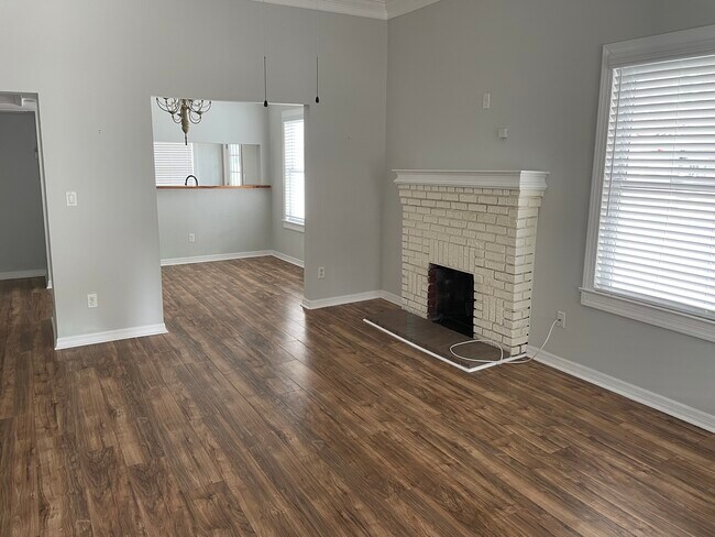 Building Photo - 2114 2nd St S