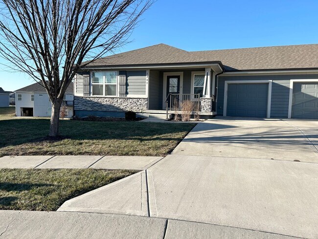 Foto del edificio - 2 Bed 1 Car Attached Villa with Unfinished Basement