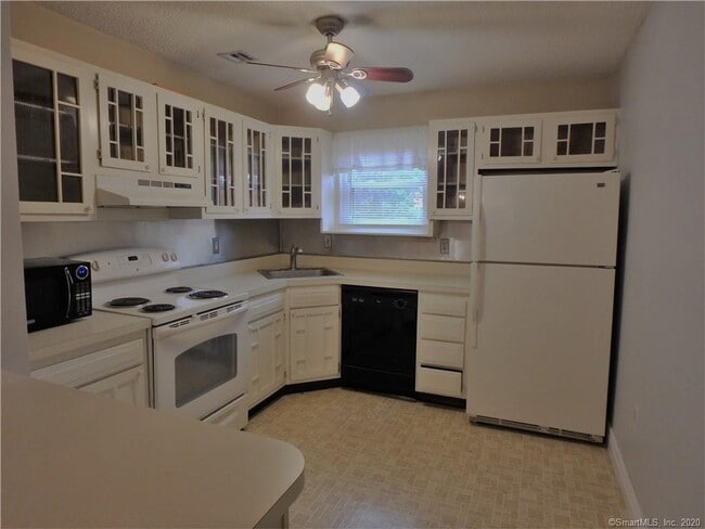 Building Photo - 911 Twin Circle Dr